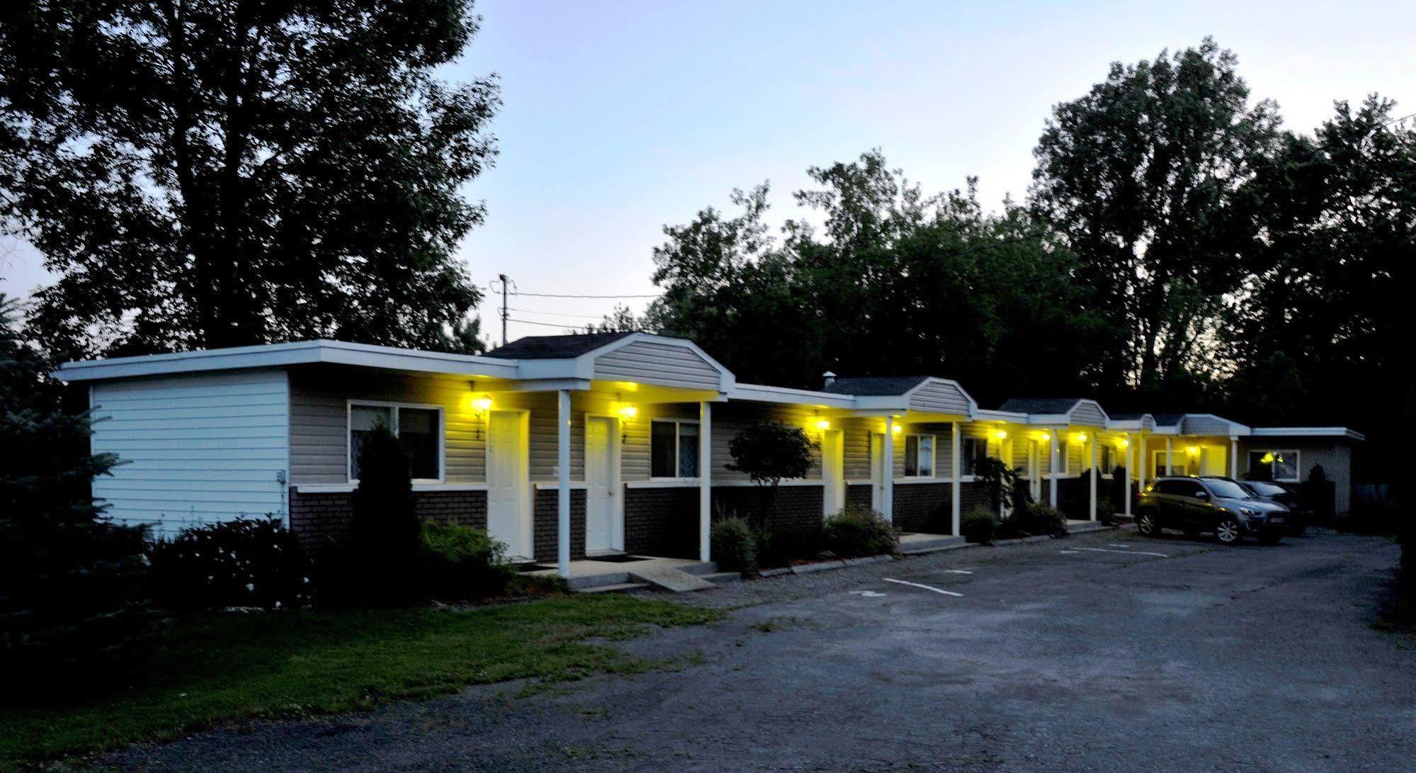 Motel des Deux Lacs Waterloo Extérieur photo